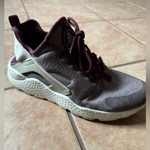 Size 8 women Nike Huaraches